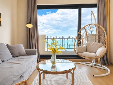 View (from property/room), Balcony/Terrace, Living room