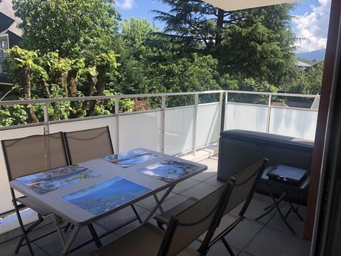 View (from property/room), Balcony/Terrace, Dining area