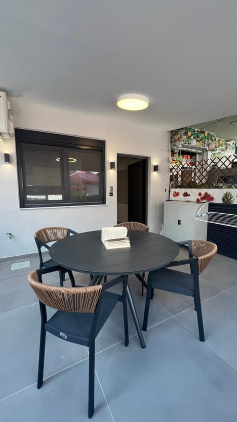 Seating area, Dining area