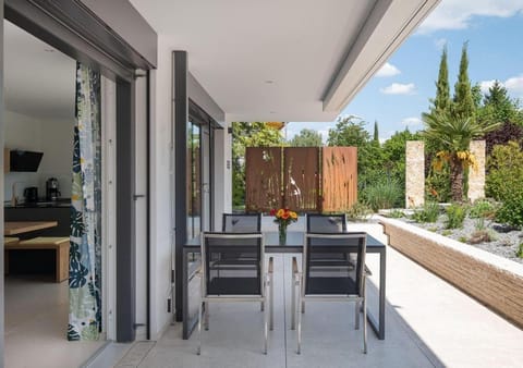 Patio, Garden, View (from property/room), Balcony/Terrace, Living room, Seating area, Dining area, Garden view