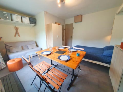 Bed, Living room, Photo of the whole room, Dining area, wardrobe