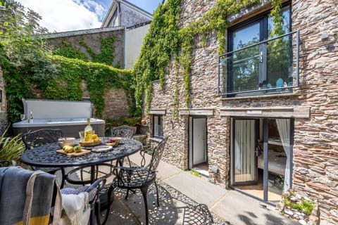 Patio, Garden, Hot Tub, Seating area, Dining area