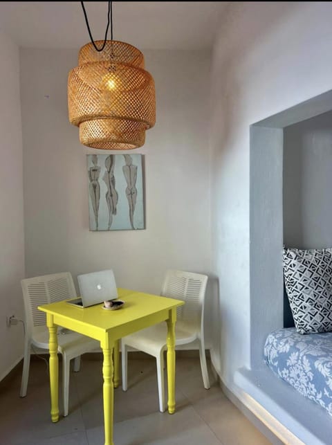 Bed, Living room, Photo of the whole room, Seating area, Dining area, Bedroom