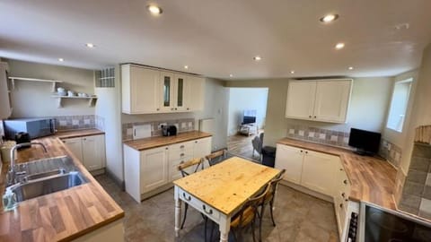 Salisbury Garden Apartment 3 beds 2 baths Apartment in England