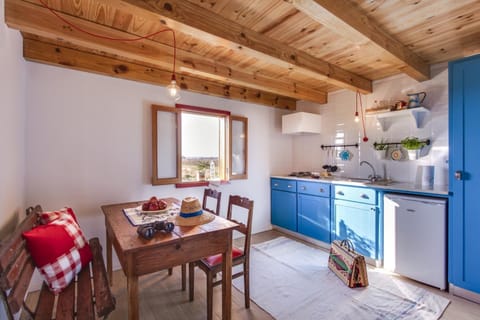 Kitchen or kitchenette, Food and drinks