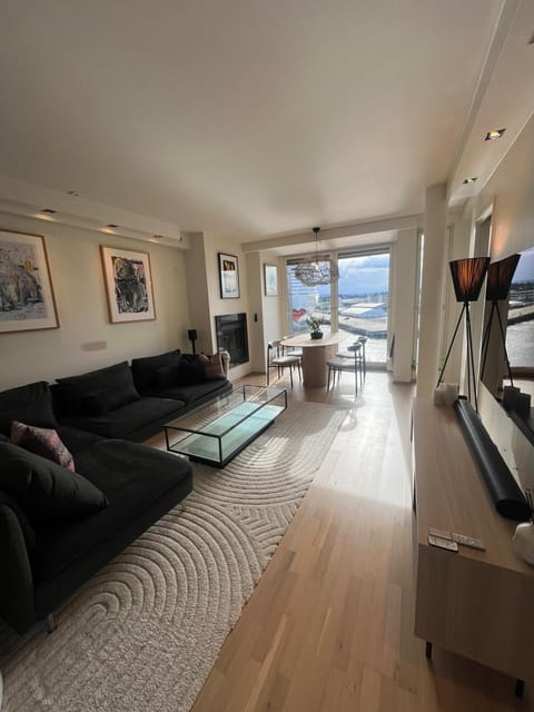 Communal lounge/ TV room, TV and multimedia, Living room, Seating area, Evening entertainment