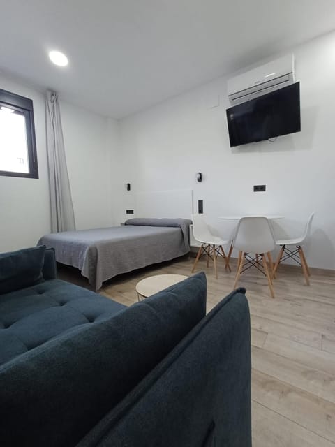 TV and multimedia, Photo of the whole room, air conditioner