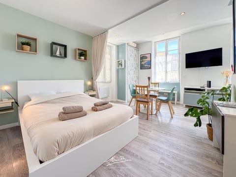 Bed, TV and multimedia, Living room, Photo of the whole room, Seating area, Dining area, Bedroom, towels
