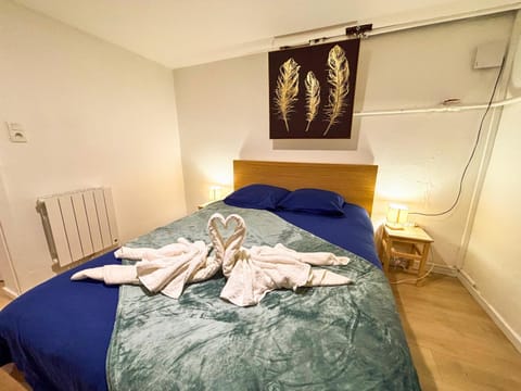 Bed, Photo of the whole room, Bedroom, towels