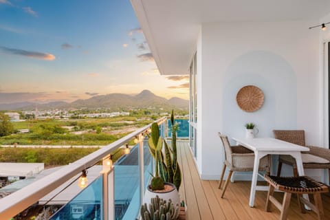 Patio, View (from property/room), Balcony/Terrace, Seating area, Dining area, Mountain view