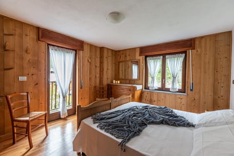 Bed, Seating area, Bedroom