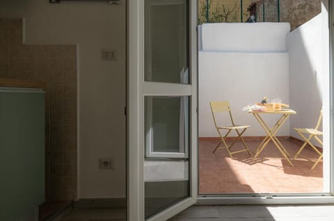 Patio, Day, Balcony/Terrace, Dining area