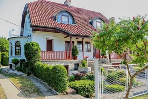 Garden, Garden view, Street view