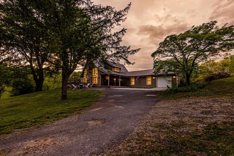 Cozy Family Getaway w Games Hot Tub & Fire Pit House in Bryson City