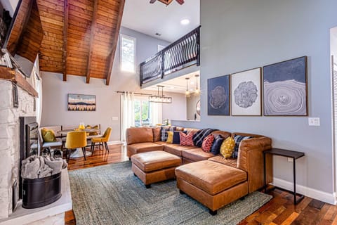 Cozy Family Getaway w Games Hot Tub & Fire Pit House in Bryson City