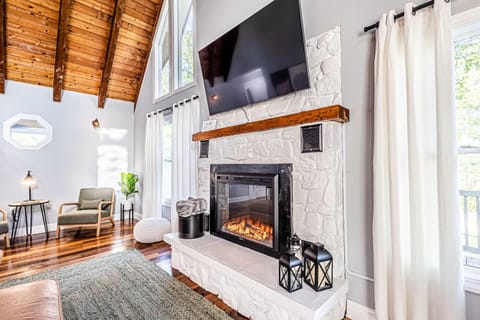 Cozy Family Getaway w Games Hot Tub & Fire Pit House in Bryson City