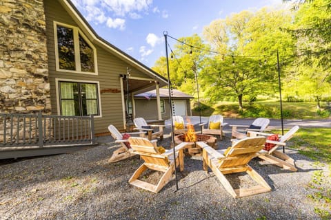 Cozy Family Getaway w Games Hot Tub & Fire Pit House in Bryson City