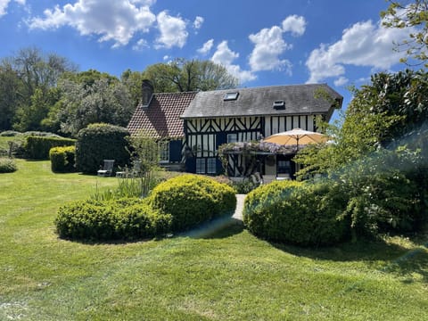 Property building, Day, Natural landscape, Garden, Garden