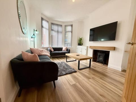 TV and multimedia, Living room, Seating area, Evening entertainment