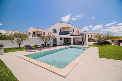Property building, Day, Garden, Garden, Balcony/Terrace, Swimming pool, Swimming pool, sunbed