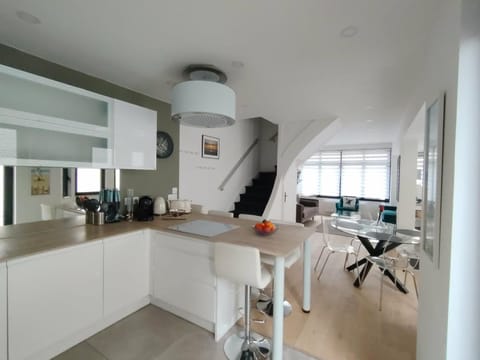 Day, Golfcourse, Coffee/tea facilities, Dining area, Tennis court, dishwasher, microwave, oven, stove, toaster, kitchen