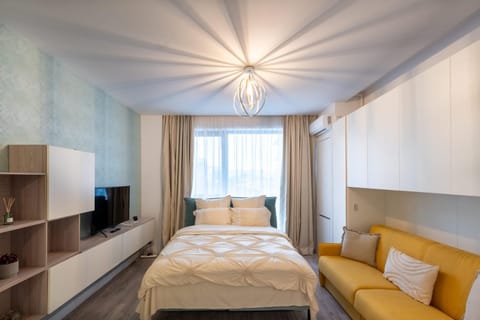 Bed, TV and multimedia, Living room, Photo of the whole room, Seating area, Evening entertainment, Bedroom