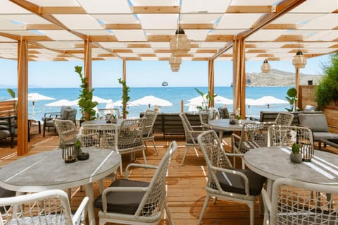 Restaurant/places to eat, Restaurant/places to eat, Day, Natural landscape, View (from property/room), Balcony/Terrace, Beach, Sea view