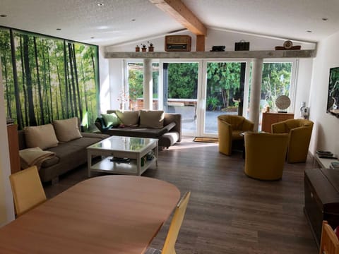 Restaurant/places to eat, Balcony/Terrace, Living room