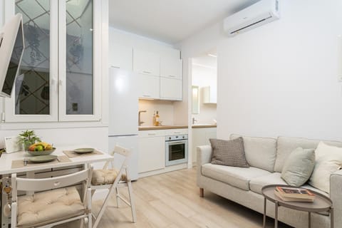 Living room, Seating area, Dining area, stove