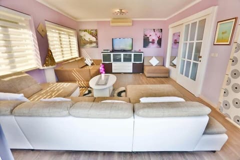 TV and multimedia, Living room, Seating area