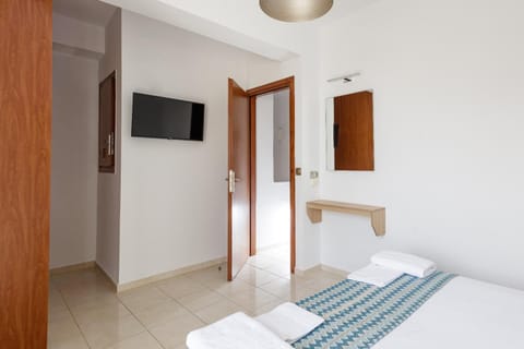 Bed, TV and multimedia, Photo of the whole room, Bedroom, towels, wardrobe, air conditioner