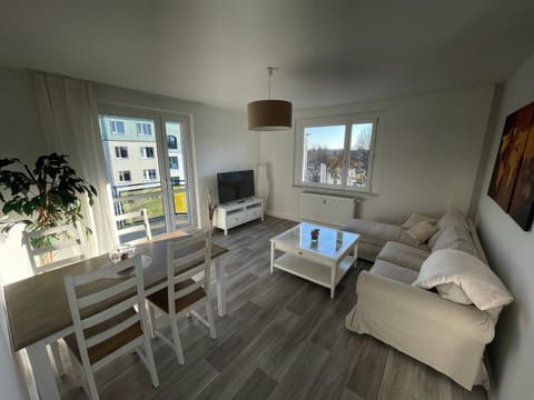 Restaurant/places to eat, TV and multimedia, Living room, Seating area