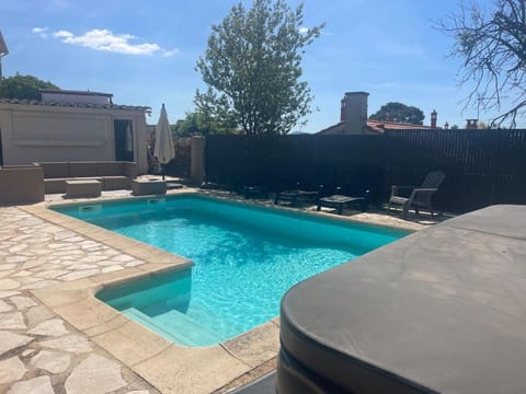 Patio, Day, Kitchen or kitchenette, Communal kitchen, Pool view, Swimming pool, sunbed