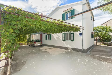 Property building, Patio, Facade/entrance