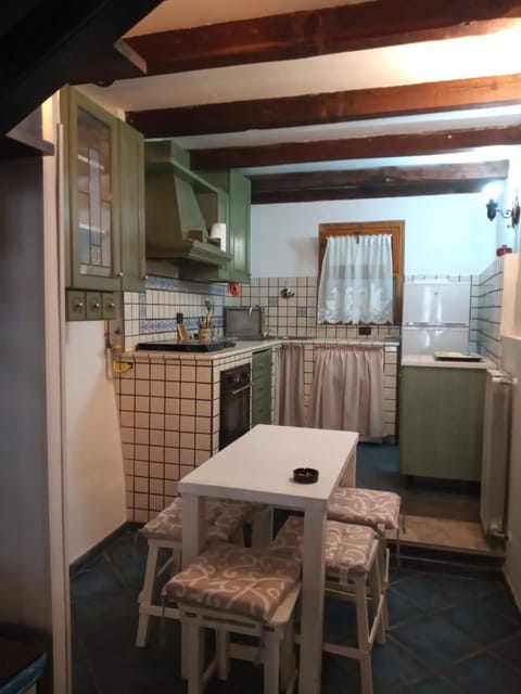 Kitchen or kitchenette, Dining area, oven, stove