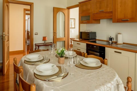 Coffee/tea facilities, Kitchen or kitchenette, Dining area, stove