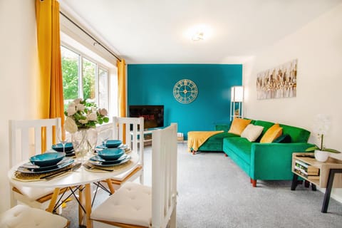 TV and multimedia, Living room, Seating area, Dining area