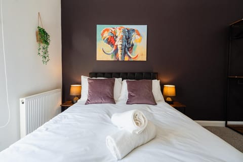 Bed, Photo of the whole room, Decorative detail, Bedroom, towels