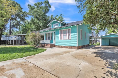 Retro Revival with Modern Luxury home House in Gonzales