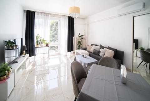 TV and multimedia, Living room, Seating area, Dining area, air conditioner
