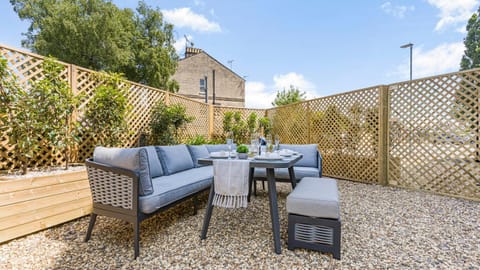 Elegant Garden Apartment, Private Parking & EV Charger, Walk to Town Apartment in Cirencester