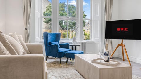 Elegant Garden Apartment, Private Parking & EV Charger, Walk to Town Apartment in Cirencester