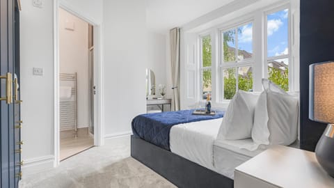 Elegant Garden Apartment, Private Parking & EV Charger, Walk to Town Apartment in Cirencester