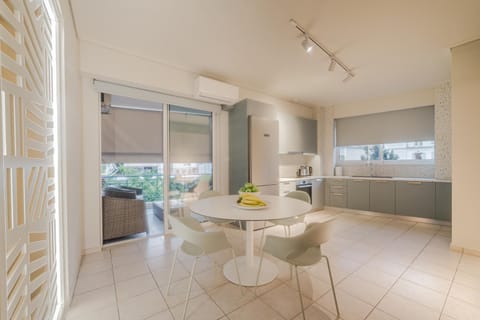 Kitchen or kitchenette, Dining area, stove