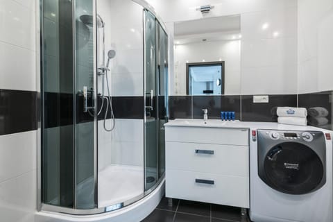 Shower, Bathroom, towels, washing machine