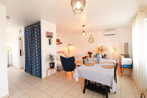 Living room, Seating area, Dining area, air conditioner
