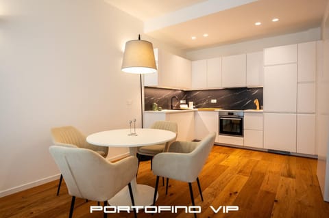 Kitchen or kitchenette, Dining area, oven, stove