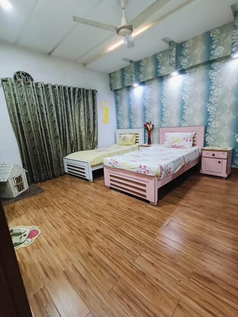 Property building, Bed, Photo of the whole room, Bedroom, fireplace