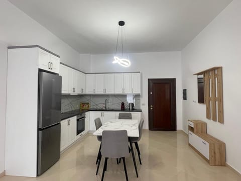 Kitchen or kitchenette, Dining area, oven, stove