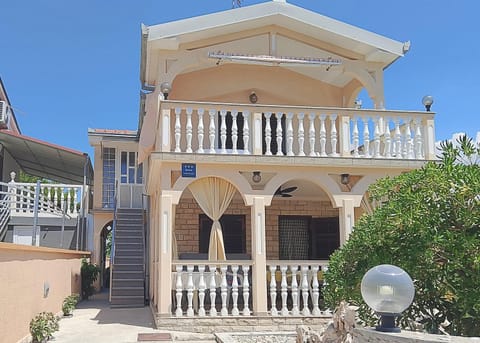 Property building, Patio, Facade/entrance, Day, Balcony/Terrace, Location